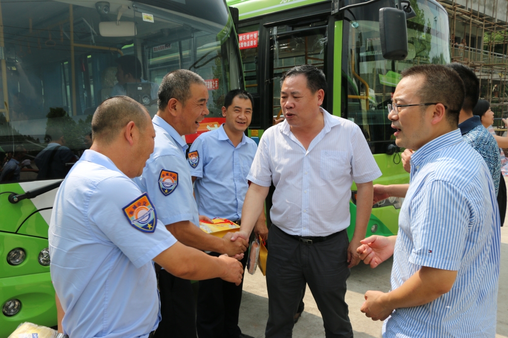 交運領(lǐng)導(dǎo)給一線員工送清涼